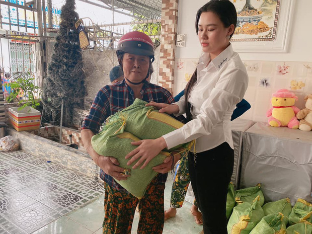 Vợ Vân Quang Long đăng status dài nói rõ chi tiết tiền phúng điếu và mối quan hệ với bố mẹ chồng sau lễ an táng Vợ Vân Quang Long đăng status dài nói rõ chi tiết tiền phúng điếu và mối quan hệ với bố mẹ chồng sau lễ an táng