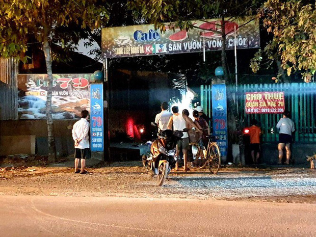 Thanh niên ôm bình gas, can xăng la hét doạ chết trong quán cà phê - 1 Thanh niên ôm bình gas, can xăng la hét doạ chết trong quán cà phê - 1