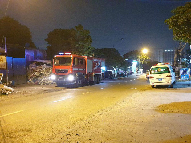 Thanh niên ôm bình gas, can xăng la hét doạ chết trong quán cà phê - 2 Thanh niên ôm bình gas, can xăng la hét doạ chết trong quán cà phê - 2