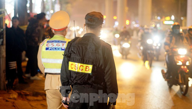 Vi phạm nồng độ cồn ở mức 'khủng', người đàn ông ngậm ngùi... bắt taxi về - 2 Vi phạm nồng độ cồn ở mức 'khủng', người đàn ông ngậm ngùi... bắt taxi về - 2