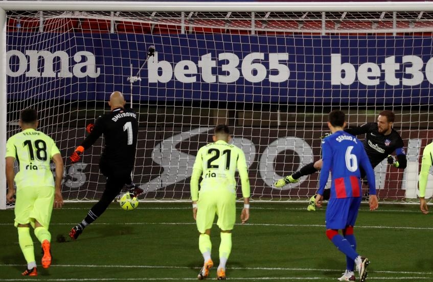 Suarez giúp Atletico bỏ cách Barca 10 điểm - 1 Suarez giúp Atletico bỏ cách Barca 10 điểm - 1