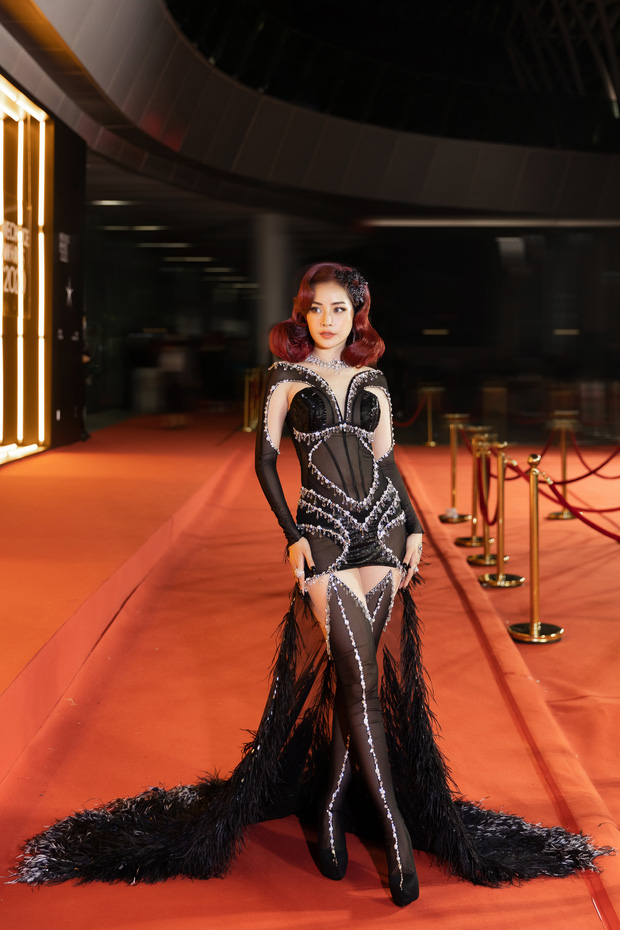 Chi Pu là mỹ nhân lên đồ 'chiến' nhất WeChoice Awards 2020, độ 'bốc' tăng dần theo năm tháng - 2 Chi Pu là mỹ nhân lên đồ 'chiến' nhất WeChoice Awards 2020, độ 'bốc' tăng dần theo năm tháng - 2