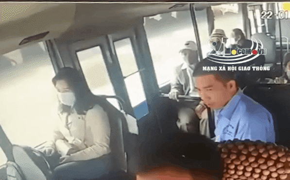 Video: Thót tim khoảnh khắc xe buýt lật kinh hoàng, hành khách đổ ào về một bên hoảng loạn kêu cứu Video: Thót tim khoảnh khắc xe buýt lật kinh hoàng, hành khách đổ ào về một bên hoảng loạn kêu cứu