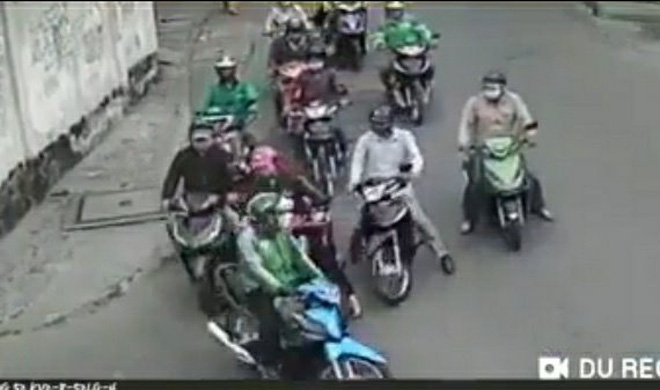 Khoảnh khắc người phụ nữ bị nhóm đối tượng vây xe, dàn cảnh trộm tài sản trên phố Sài Gòn Khoảnh khắc người phụ nữ bị nhóm đối tượng vây xe, dàn cảnh trộm tài sản trên phố Sài Gòn