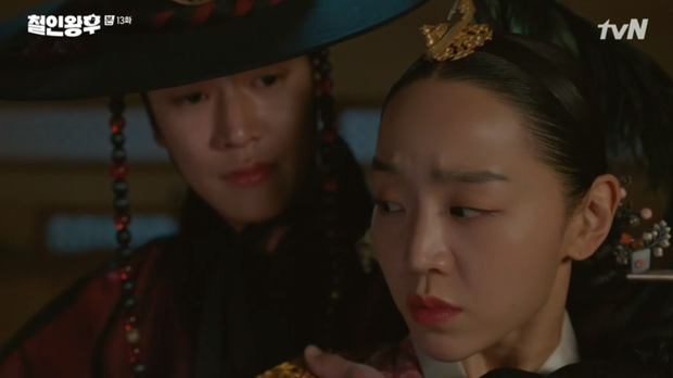 Tưởng Kim Jung Hyun là gái xinh, Shin Hye Sun chủ động đưa 'anh thượng'lên giường ở Mr. Queen tập 13 - 1 Tưởng Kim Jung Hyun là gái xinh, Shin Hye Sun chủ động đưa 'anh thượng'lên giường ở Mr. Queen tập 13 - 1