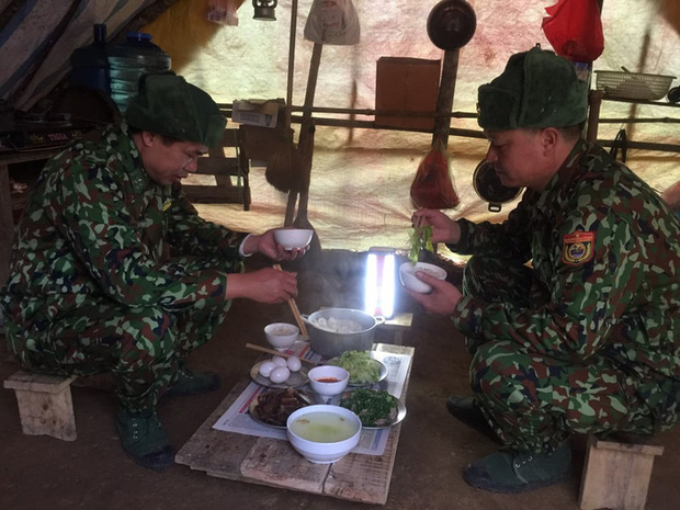 Cận cảnh cuộc sống của bộ đội biên phòng dưới cái rét 'cắt da cắt thịt' nơi địa đầu Tổ quốc - 3 Cận cảnh cuộc sống của bộ đội biên phòng dưới cái rét 'cắt da cắt thịt' nơi địa đầu Tổ quốc - 3