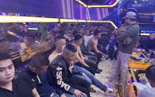 1 cô gái dùng ma túy với 29 người đàn ông trong quán karaoke 1 cô gái dùng ma túy với 29 người đàn ông trong quán karaoke