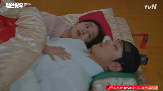 Tưởng Kim Jung Hyun là gái xinh, Shin Hye Sun chủ động đưa 'anh thượng'lên giường ở Mr. Queen tập 13 - 4 Tưởng Kim Jung Hyun là gái xinh, Shin Hye Sun chủ động đưa 'anh thượng'lên giường ở Mr. Queen tập 13 - 4