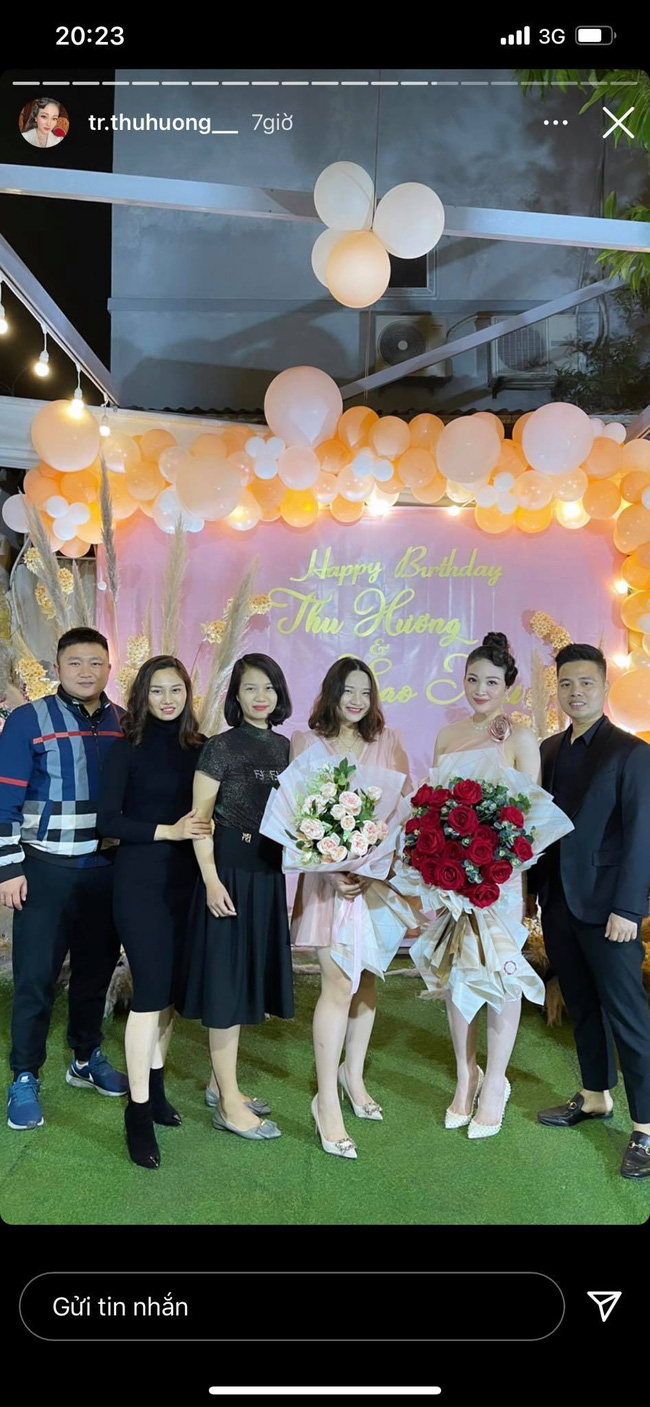 'Cô dâu 200 cây vàng' tiếp tục khiến dân tình choáng ngợp trong tiệc sinh nhật tại lâu đài hoàng tráng bậc nhất Nam Định 'Cô dâu 200 cây vàng' tiếp tục khiến dân tình choáng ngợp trong tiệc sinh nhật tại lâu đài hoàng tráng bậc nhất Nam Định