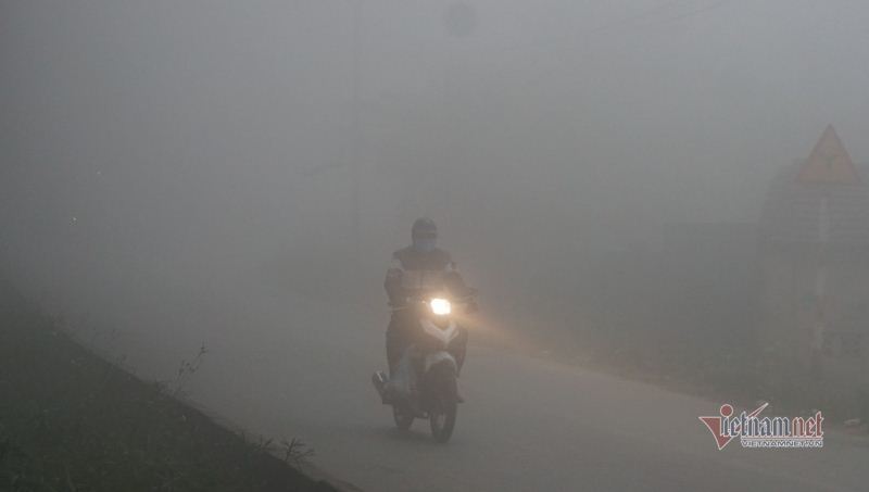 Sương mù dày đặc, ô tô 'bò' trên quốc lộ ở Thanh Hóa - 5 Sương mù dày đặc, ô tô 'bò' trên quốc lộ ở Thanh Hóa - 5