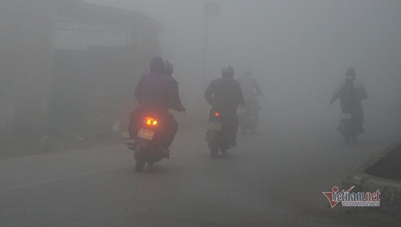 Sương mù dày đặc, ô tô 'bò' trên quốc lộ ở Thanh Hóa - 6 Sương mù dày đặc, ô tô 'bò' trên quốc lộ ở Thanh Hóa - 6