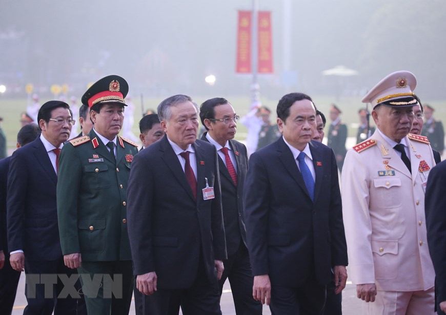 Đại biểu dự Đại hội XIII của Đảng vào Lăng viếng Chủ tịch Hồ Chí Minh - 2 Đại biểu dự Đại hội XIII của Đảng vào Lăng viếng Chủ tịch Hồ Chí Minh - 2