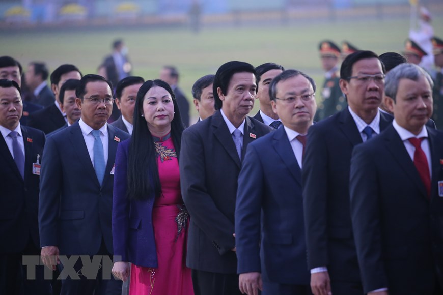 Đại biểu dự Đại hội XIII của Đảng vào Lăng viếng Chủ tịch Hồ Chí Minh - 4 Đại biểu dự Đại hội XIII của Đảng vào Lăng viếng Chủ tịch Hồ Chí Minh - 4