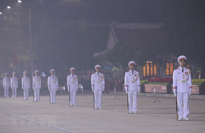 Đại biểu dự Đại hội XIII của Đảng vào Lăng viếng Chủ tịch Hồ Chí Minh - 6 Đại biểu dự Đại hội XIII của Đảng vào Lăng viếng Chủ tịch Hồ Chí Minh - 6