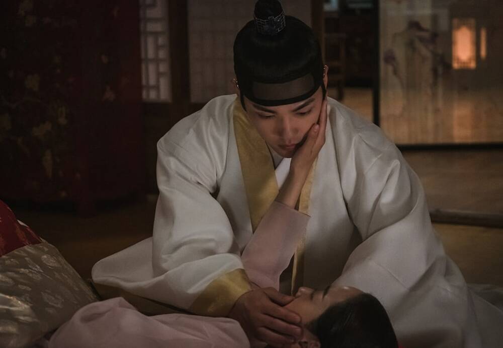 'Mr. Queen': Anh hậu Shin Hye Sun chủ động mất đời trai nhưng sáng ra 'vừa ăn cắp vừa la làng' - 1 'Mr. Queen': Anh hậu Shin Hye Sun chủ động mất đời trai nhưng sáng ra 'vừa ăn cắp vừa la làng' - 1