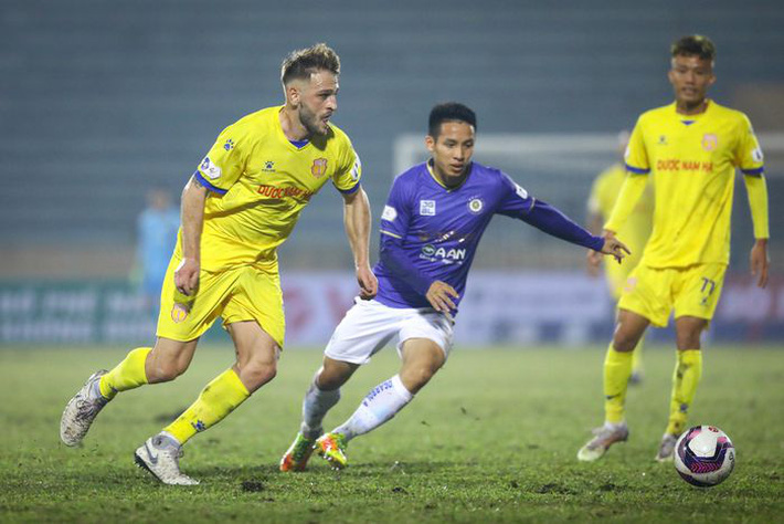 Mớ hỗn độn hiếm gặp ở V.League và những 'cái đầu nóng' của làng bóng đá Việt Nam Mớ hỗn độn hiếm gặp ở V.League và những 'cái đầu nóng' của làng bóng đá Việt Nam