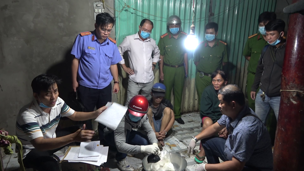 CLIP: Phá ổ ma túy 'khủng' ở Tiền Giang do 1 phụ nữ 61 tuổi cầm đầu - 8 CLIP: Phá ổ ma túy 'khủng' ở Tiền Giang do 1 phụ nữ 61 tuổi cầm đầu - 8