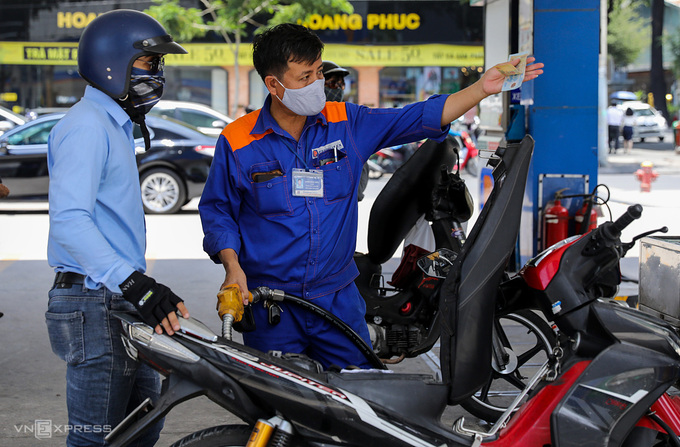 Giá xăng tăng lần thứ năm liên tiếp Giá xăng tăng lần thứ năm liên tiếp