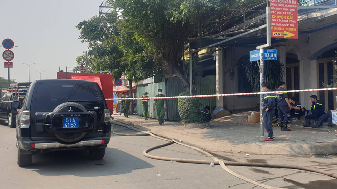 Kho vải hàng trăm m2 cháy nguyên đêm ở Sài Gòn: Nhiều nhà dân bị cháy sém, phải đi ngủ nhờ - 3 Kho vải hàng trăm m2 cháy nguyên đêm ở Sài Gòn: Nhiều nhà dân bị cháy sém, phải đi ngủ nhờ - 3