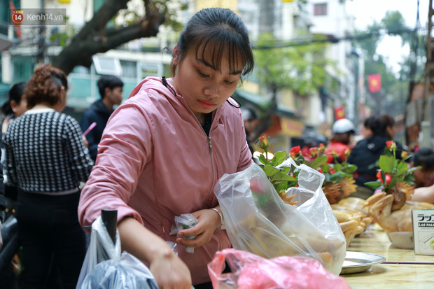 Gà cánh tiên 'hút khách' trong phiên chợ Rằm cuối năm giữa phố Hà Nội: Chủ quán luộc gà gấp rút, shipper giao mỏi chân không kịp - 8 Gà cánh tiên 'hút khách' trong phiên chợ Rằm cuối năm giữa phố Hà Nội: Chủ quán luộc gà gấp rút, shipper giao mỏi chân không kịp - 8
