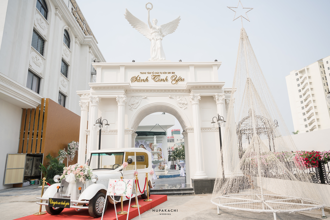 Đám cưới 'cổ tích' tại Bắc Ninh: Bố tự tay thiết kế hôn lễ cho con gái, chi phí hơn 30 tỷ, gần 300 xế hộp xếp chật kín đường - 5 Đám cưới 'cổ tích' tại Bắc Ninh: Bố tự tay thiết kế hôn lễ cho con gái, chi phí hơn 30 tỷ, gần 300 xế hộp xếp chật kín đường - 5