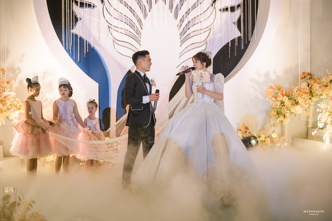 Đám cưới 'cổ tích' tại Bắc Ninh: Bố tự tay thiết kế hôn lễ cho con gái, chi phí hơn 30 tỷ, gần 300 xế hộp xếp chật kín đường - 2 Đám cưới 'cổ tích' tại Bắc Ninh: Bố tự tay thiết kế hôn lễ cho con gái, chi phí hơn 30 tỷ, gần 300 xế hộp xếp chật kín đường - 2