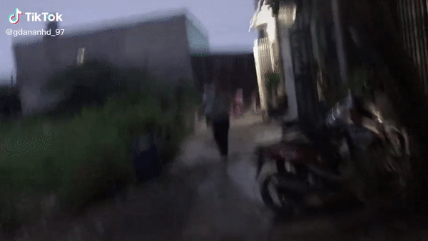 Nữ sinh bí mật về nhà sau 3 năm, phản ứng của cha mẹ khiến ai cũng nghẹn lòng nhưng nhìn xuống chân mẹ thì còn xúc động hơn Nữ sinh bí mật về nhà sau 3 năm, phản ứng của cha mẹ khiến ai cũng nghẹn lòng nhưng nhìn xuống chân mẹ thì còn xúc động hơn