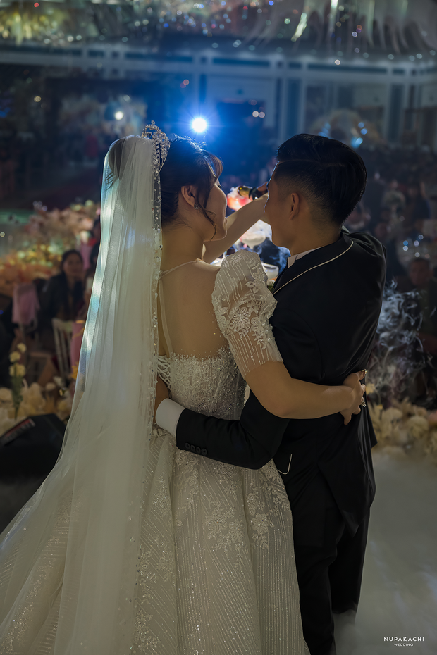 Đám cưới 'cổ tích' tại Bắc Ninh: Bố tự tay thiết kế hôn lễ cho con gái, chi phí hơn 30 tỷ, gần 300 xế hộp xếp chật kín đường - 13 Đám cưới 'cổ tích' tại Bắc Ninh: Bố tự tay thiết kế hôn lễ cho con gái, chi phí hơn 30 tỷ, gần 300 xế hộp xếp chật kín đường - 13