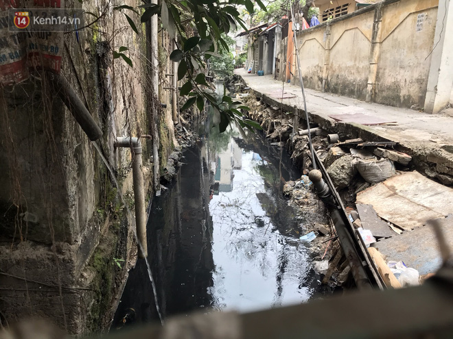 Người dân Hà Nội ám ảnh bởi con mương ô nhiễm dài 3km: Có gia đình 3 thế hệ ngửi mùi nước cống, sống chung với chuột bọ - 2 Người dân Hà Nội ám ảnh bởi con mương ô nhiễm dài 3km: Có gia đình 3 thế hệ ngửi mùi nước cống, sống chung với chuột bọ - 2
