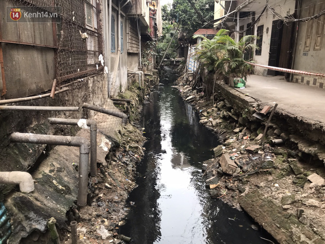 Người dân Hà Nội ám ảnh bởi con mương ô nhiễm dài 3km: Có gia đình 3 thế hệ ngửi mùi nước cống, sống chung với chuột bọ - 3 Người dân Hà Nội ám ảnh bởi con mương ô nhiễm dài 3km: Có gia đình 3 thế hệ ngửi mùi nước cống, sống chung với chuột bọ - 3