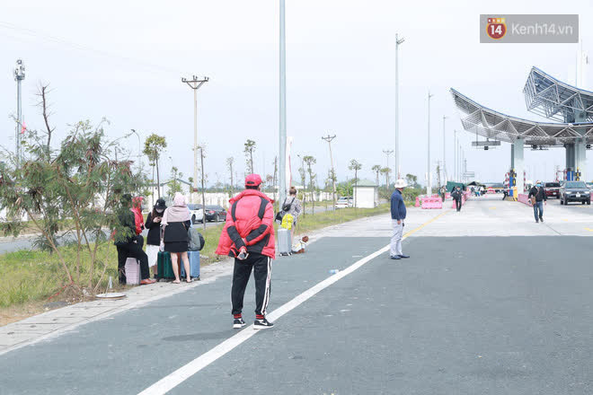 Ảnh: Người dân vạ vật trên cao tốc Hải Phòng - Quảng Ninh vì diễn biến bất ngờ của dịch COVID-19 - 8 Ảnh: Người dân vạ vật trên cao tốc Hải Phòng - Quảng Ninh vì diễn biến bất ngờ của dịch COVID-19 - 8