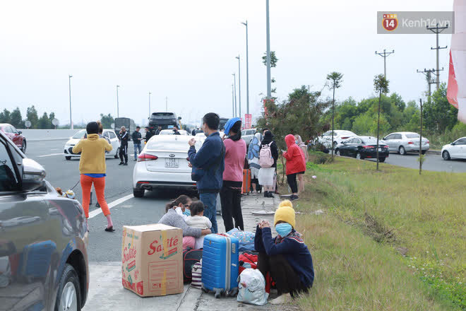 Ảnh: Người dân vạ vật trên cao tốc Hải Phòng - Quảng Ninh vì diễn biến bất ngờ của dịch COVID-19 - 12 Ảnh: Người dân vạ vật trên cao tốc Hải Phòng - Quảng Ninh vì diễn biến bất ngờ của dịch COVID-19 - 12