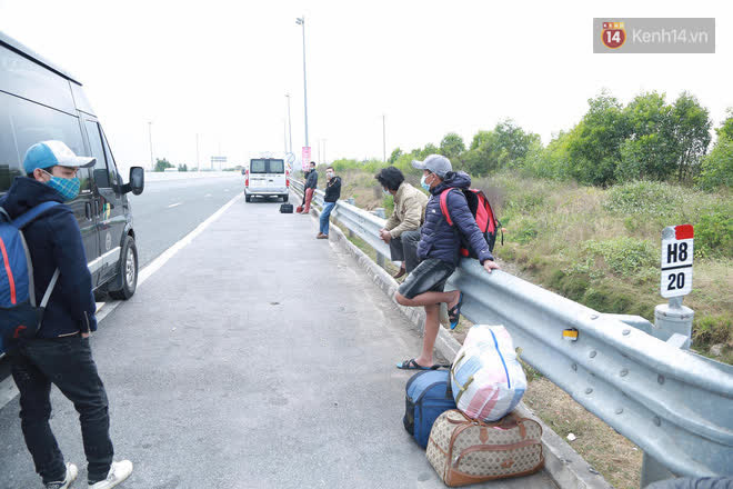 Ảnh: Người dân vạ vật trên cao tốc Hải Phòng - Quảng Ninh vì diễn biến bất ngờ của dịch COVID-19 - 16 Ảnh: Người dân vạ vật trên cao tốc Hải Phòng - Quảng Ninh vì diễn biến bất ngờ của dịch COVID-19 - 16