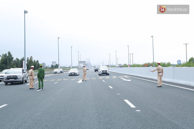 Ảnh: Người dân vạ vật trên cao tốc Hải Phòng - Quảng Ninh vì diễn biến bất ngờ của dịch COVID-19 - 3 Ảnh: Người dân vạ vật trên cao tốc Hải Phòng - Quảng Ninh vì diễn biến bất ngờ của dịch COVID-19 - 3