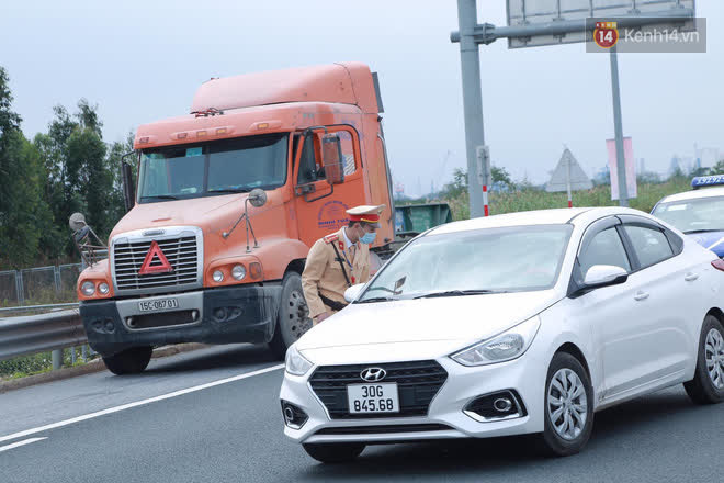 Công an, quân đội lập 'chốt' khuyến cáo người dân cân nhắc trước khi di chuyển vào TP Hạ Long trước hàng loạt ca nhiễm COVID-19 mới - 3 Công an, quân đội lập 'chốt' khuyến cáo người dân cân nhắc trước khi di chuyển vào TP Hạ Long trước hàng loạt ca nhiễm COVID-19 mới - 3