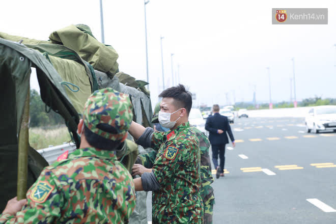 Công an, quân đội lập 'chốt' khuyến cáo người dân cân nhắc trước khi di chuyển vào TP Hạ Long trước hàng loạt ca nhiễm COVID-19 mới - 9 Công an, quân đội lập 'chốt' khuyến cáo người dân cân nhắc trước khi di chuyển vào TP Hạ Long trước hàng loạt ca nhiễm COVID-19 mới - 9