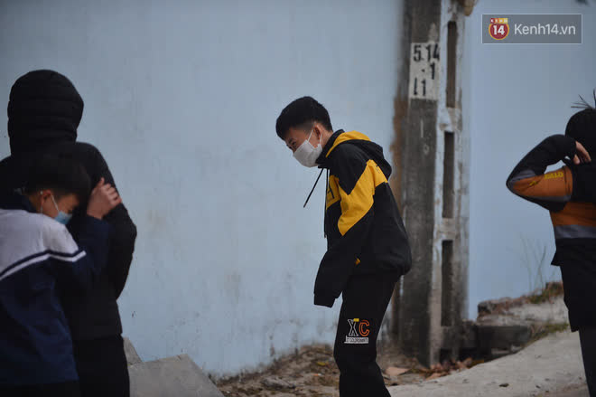 Ảnh: Hàng trăm người dân xã Hưng Đạo (Hải Dương) đội rét, chờ lấy mẫu xét nghiệm Covid-19 - 16 Ảnh: Hàng trăm người dân xã Hưng Đạo (Hải Dương) đội rét, chờ lấy mẫu xét nghiệm Covid-19 - 16