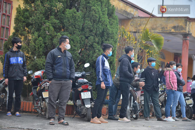 Ảnh: Hàng trăm người dân xã Hưng Đạo (Hải Dương) đội rét, chờ lấy mẫu xét nghiệm Covid-19 - 8 Ảnh: Hàng trăm người dân xã Hưng Đạo (Hải Dương) đội rét, chờ lấy mẫu xét nghiệm Covid-19 - 8