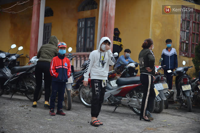 Ảnh: Hàng trăm người dân xã Hưng Đạo (Hải Dương) đội rét, chờ lấy mẫu xét nghiệm Covid-19 - 7 Ảnh: Hàng trăm người dân xã Hưng Đạo (Hải Dương) đội rét, chờ lấy mẫu xét nghiệm Covid-19 - 7