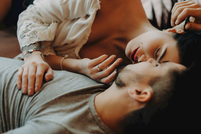 Nghe người đàn ông từng đôi lần chán vợ tâm sự về cảm xúc phòng the, phụ nữ đều giật mình hiểu thì ra 'chuyện ấy' bị 'bay màu' là bởi nguyên nhân không ngờ này Nghe người đàn ông từng đôi lần chán vợ tâm sự về cảm xúc phòng the, phụ nữ đều giật mình hiểu thì ra 'chuyện ấy' bị 'bay màu' là bởi nguyên nhân không ngờ này