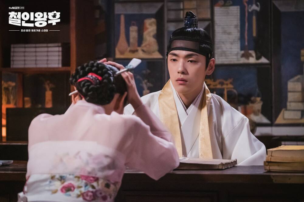 Tập 15 'Mr Queen': Shin Hye Sun ăn mặc thiếu vải đến phòng Kim Jung Hyun, lại cảnh giường chiếu mặn nồng? - 5 Tập 15 'Mr Queen': Shin Hye Sun ăn mặc thiếu vải đến phòng Kim Jung Hyun, lại cảnh giường chiếu mặn nồng? - 5