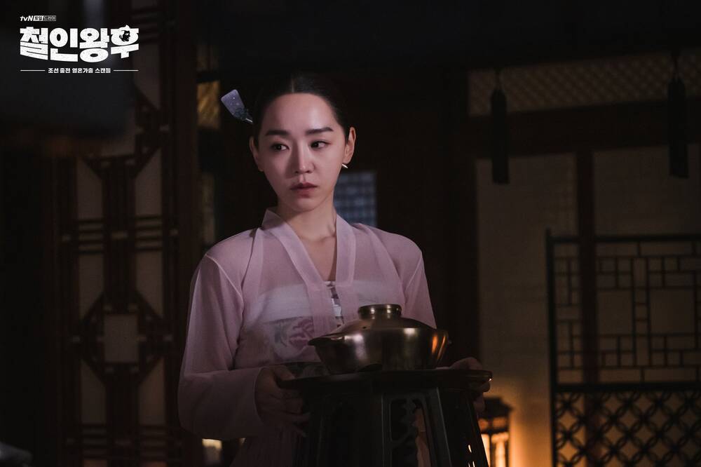 Tập 15 'Mr Queen': Shin Hye Sun ăn mặc thiếu vải đến phòng Kim Jung Hyun, lại cảnh giường chiếu mặn nồng? - 4 Tập 15 'Mr Queen': Shin Hye Sun ăn mặc thiếu vải đến phòng Kim Jung Hyun, lại cảnh giường chiếu mặn nồng? - 4