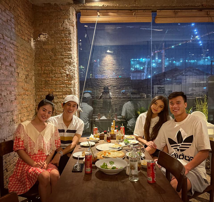 Bùi Tiến Dũng và bạn gái mẫu Tây đi ăn cùng tay chơi siêu xe 'khét tiếng', nhưng cách gọi mới khiến nhiều người bất ngờtthu