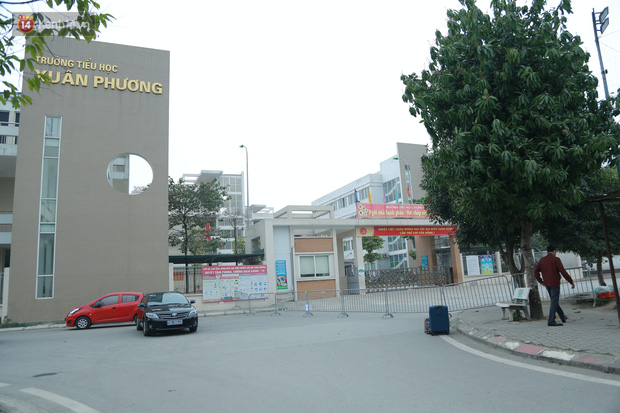 Phong tỏa cách ly 80 học sinh, giáo viên và phụ huynh là F1 ngay trong trường tiểu học Xuân Phương, Hà Nội: Người thân tiếp tế nhu yếu phẩm liên tục Phong tỏa cách ly 80 học sinh, giáo viên và phụ huynh là F1 ngay trong trường tiểu học Xuân Phương, Hà Nội: Người thân tiếp tế nhu yếu phẩm liên tục