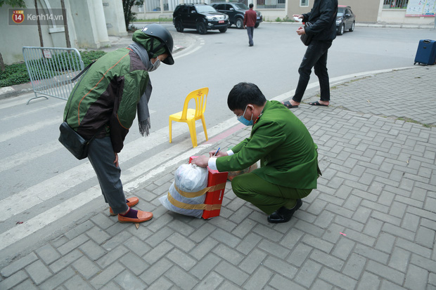Phong tỏa cách ly 80 học sinh, giáo viên và phụ huynh là F1 ngay trong trường tiểu học Xuân Phương, Hà Nội: Người thân tiếp tế nhu yếu phẩm liên tục - 12 Phong tỏa cách ly 80 học sinh, giáo viên và phụ huynh là F1 ngay trong trường tiểu học Xuân Phương, Hà Nội: Người thân tiếp tế nhu yếu phẩm liên tục - 12