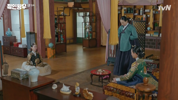 Thấy Kim Jung Hyun ăn mặc hớ hênh, Shin Hye Sun khoái muốn xỉu ở Mr. Queen tập 15 - 1 Thấy Kim Jung Hyun ăn mặc hớ hênh, Shin Hye Sun khoái muốn xỉu ở Mr. Queen tập 15 - 1