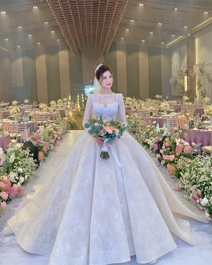 Vóc Đỗ xinh đẹp rạng ngời trong hôn lễ với cầu thủ Văn Dũng Vóc Đỗ xinh đẹp rạng ngời trong hôn lễ với cầu thủ Văn Dũng