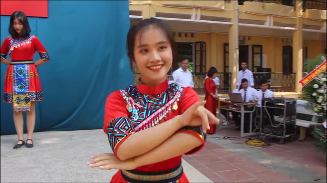 Nữ sinh nổi tiếng sau điệu nhảy trong ngày khai giảng: Đoạn clip triệu view khiến cuộc sống cô gái thay đổi Nữ sinh nổi tiếng sau điệu nhảy trong ngày khai giảng: Đoạn clip triệu view khiến cuộc sống cô gái thay đổi