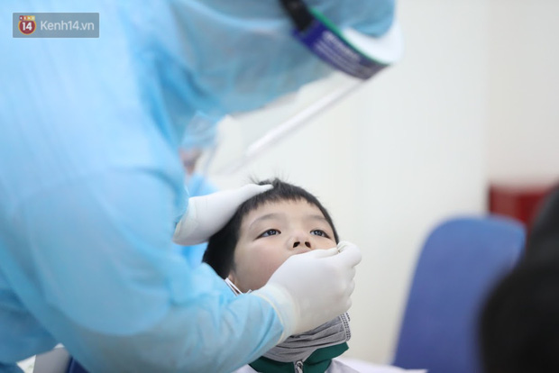Bà ngoại bật khóc khi đưa cháu trai lớp 3 đi xét nghiệm Covid-19 ở Xuân Phương: 'Mình vì mọi người, mọi người vì mình' - 6 Bà ngoại bật khóc khi đưa cháu trai lớp 3 đi xét nghiệm Covid-19 ở Xuân Phương: 'Mình vì mọi người, mọi người vì mình' - 6