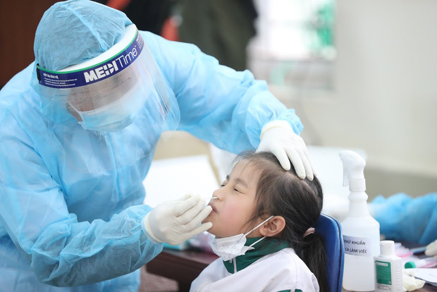 Bà ngoại bật khóc khi đưa cháu trai lớp 3 đi xét nghiệm Covid-19 ở Xuân Phương: 'Mình vì mọi người, mọi người vì mình' - 4 Bà ngoại bật khóc khi đưa cháu trai lớp 3 đi xét nghiệm Covid-19 ở Xuân Phương: 'Mình vì mọi người, mọi người vì mình' - 4
